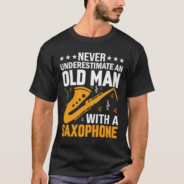 Camiseta Never Underestimate Old Man Saxophone Player Music (Frente)