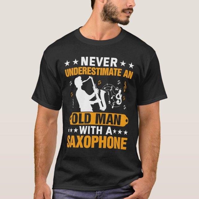 Camiseta Never Underestimate Old Man Saxophone Player Music (Frente)