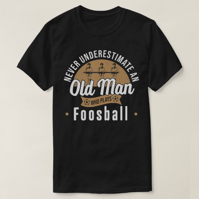 Camiseta Never underestimate Old Man who plays Foosball Tab (Frente do Design)