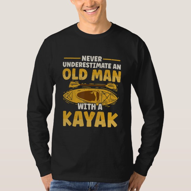Camiseta Never Underestimate Old Man With A Kayak (Frente)