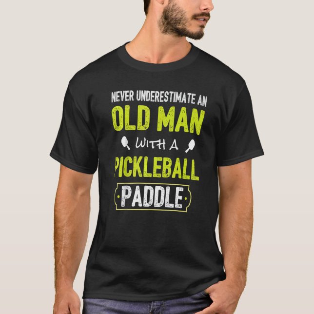 Camiseta Never Underestimate Old Man with Pickleball Paddle (Frente)
