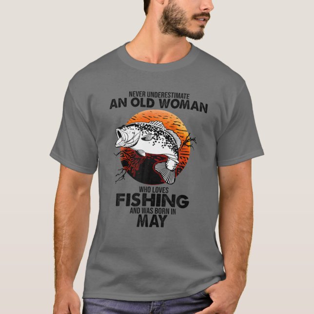 Camiseta Never Underestimate Old Woman Loves Fishing Born I (Frente)