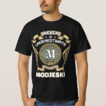 Camiseta Never underestimate power of a MODJESKI<br><div class="desc">Never underestimate power of a MODJESKI This men’s t-shirt is perfect for anyone with the name MODJESKI who wears it with pride and humor. Whether you're out with friends, at a family gathering, or just relaxing, this bold design makes a statement. A great gift idea for birthdays, reunions, or any...</div>