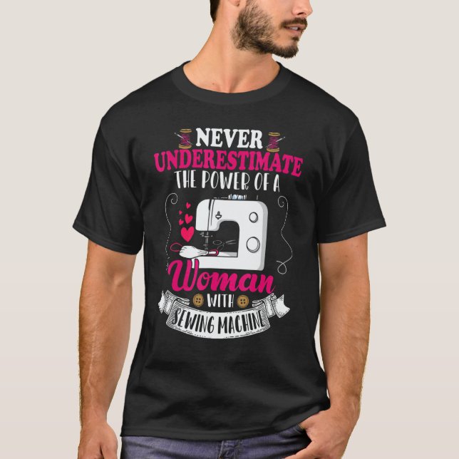 Camiseta Never Underestimate Power Of Woman Sewing Machines (Frente)