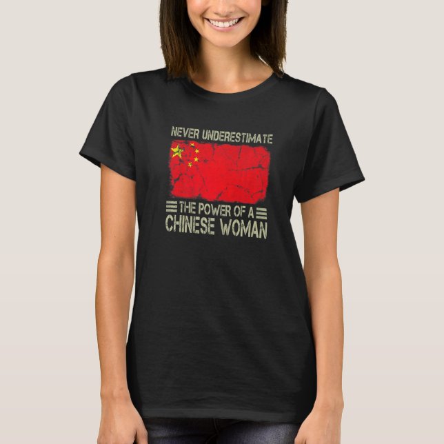 Camiseta Never Underestimate The Power of a Chinese Woman F (Frente)