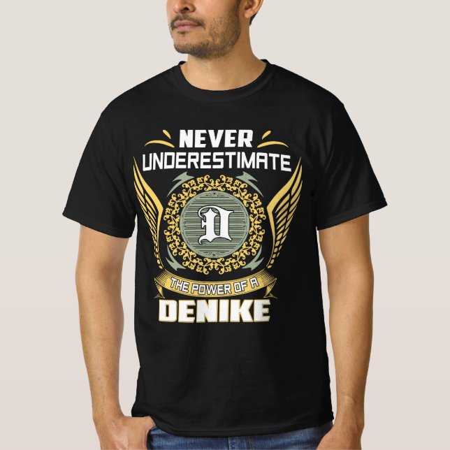 Camiseta Never Underestimate The Power Of A Denike (Frente)