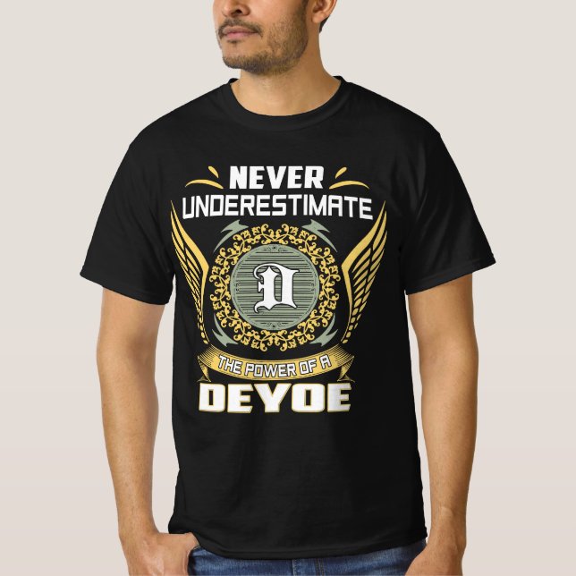 Camiseta Never Underestimate The Power Of A Deyoe (Frente)