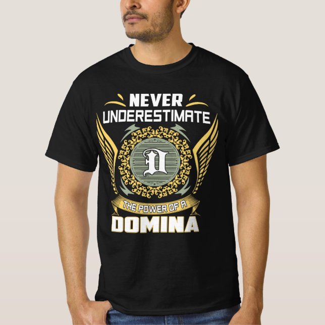 Camiseta Never Underestimate The Power Of A Domina (Frente)