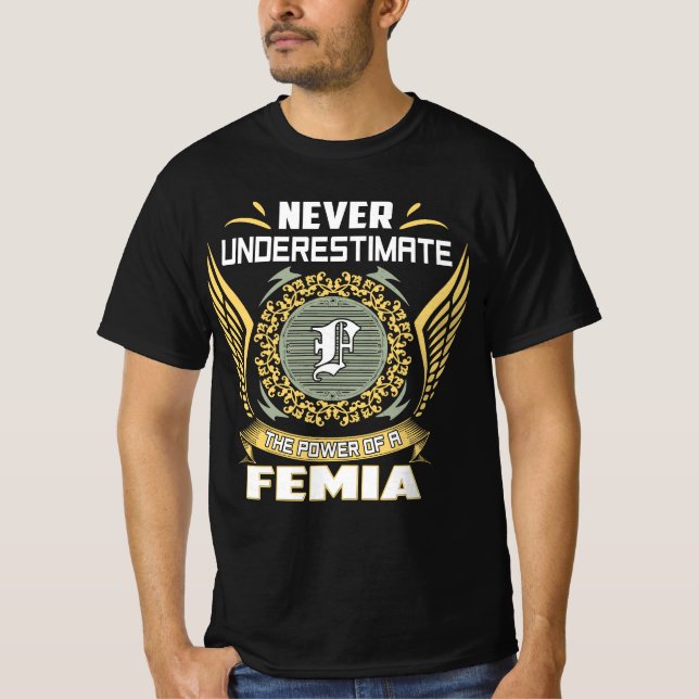 Camiseta Never Underestimate The Power Of A Femia (Frente)