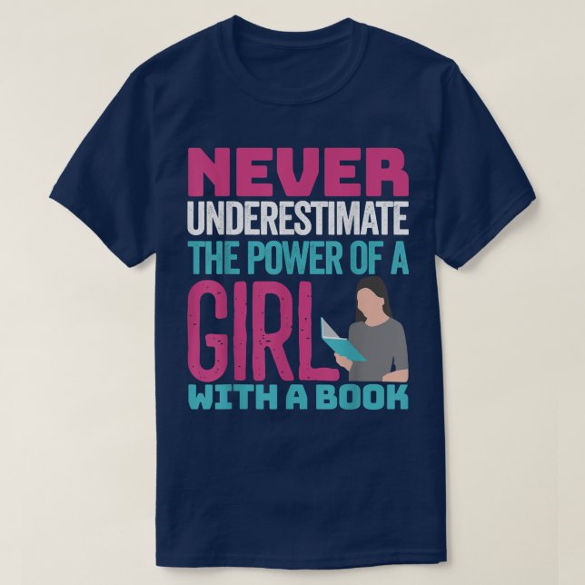Camiseta Never Underestimate The Power Of A Girl With A Boo (Frente do Design)