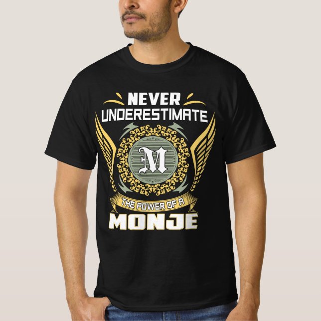 Camiseta Never Underestimate The Power Of A Monje (Frente)