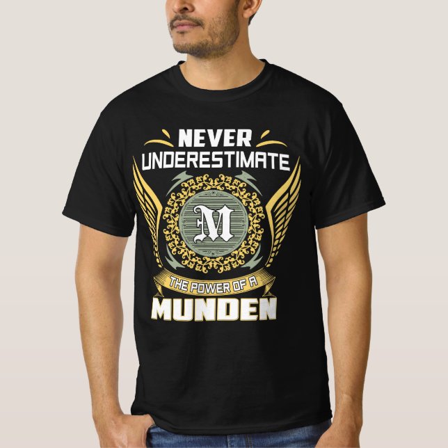 Camiseta Never Underestimate The Power Of A Munden (Frente)