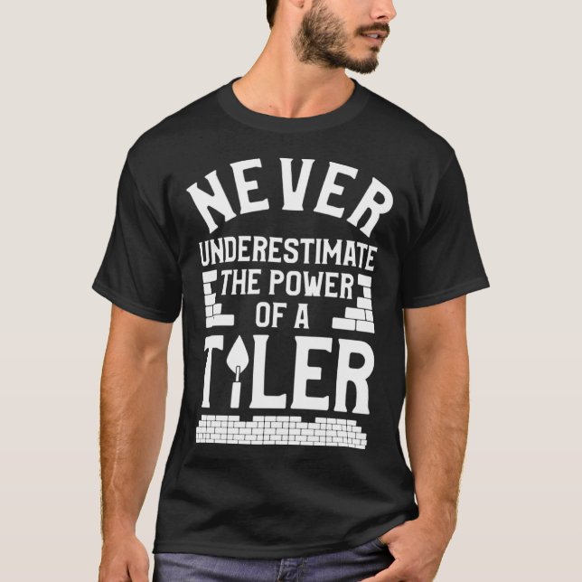 Camiseta Never Underestimate The Power Of A Tiler Tiling Ti (Frente)