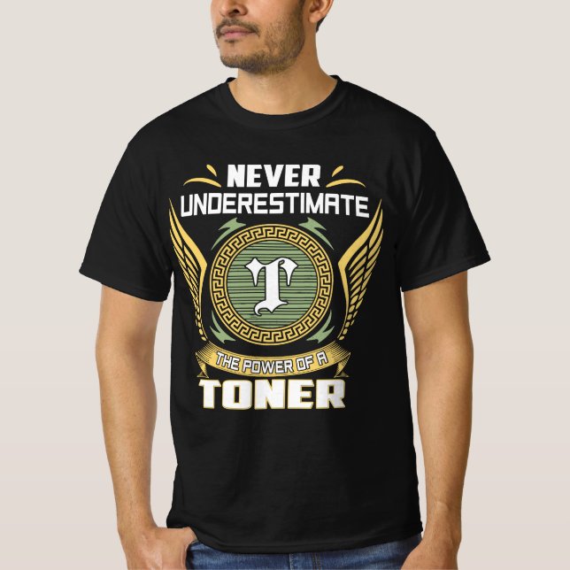 Camiseta Never Underestimate The Power Of A Toner (Frente)