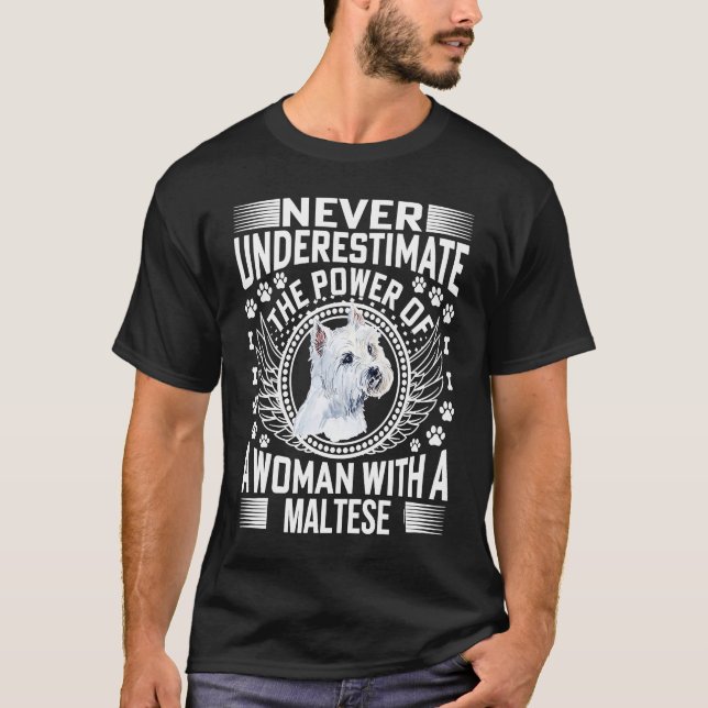 Camiseta Never Underestimate the Power of A Woman With A Ma (Frente)