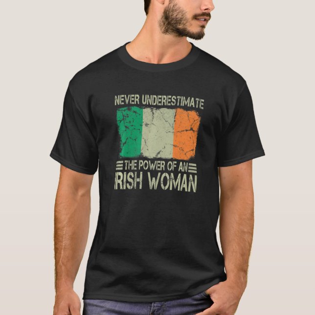 Camiseta Never Underestimate The Power of an Irish Woman Fl (Frente)