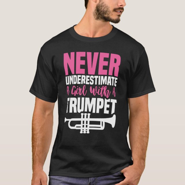 Camiseta Never Underestimate Trumpet Girl Trumpet Mute (Frente)