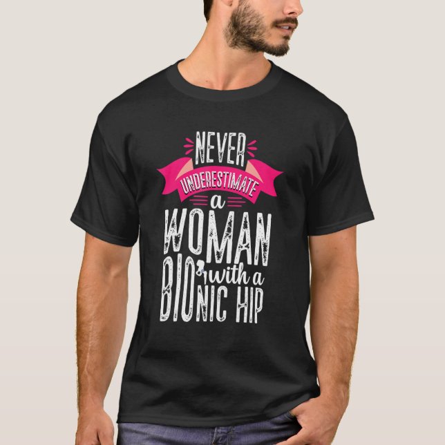 Camiseta Never Underestimate Woman Hip Replacement Surgery  (Frente)