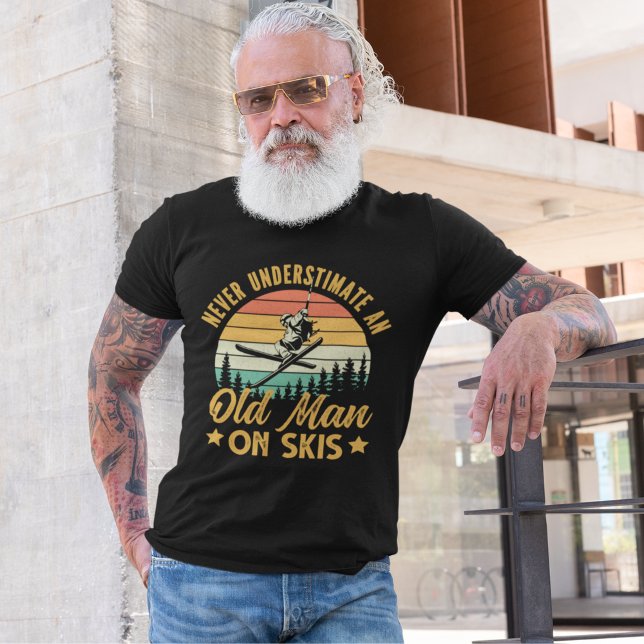 Camiseta  Never Understimate an Old Man On Skis funny (Criador carregado)