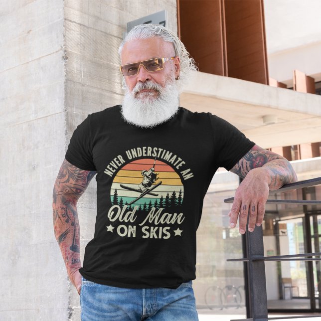 Camiseta Never Understimate an Old Man On Skis funny Ski (Criador carregado)