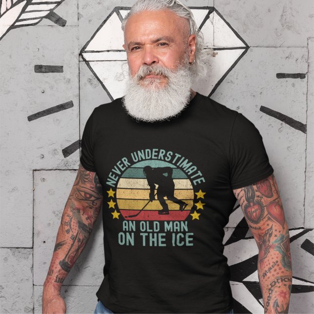 Camiseta Never Understimate an Old Man on the Ice (Criador carregado)