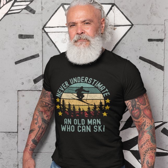 Camiseta Never Understimate an Old man Who Can Ski (Criador carregado)