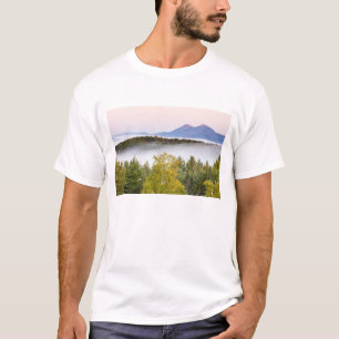 Camiseta Névoa da manhã e os picos Percy vistos a partir do