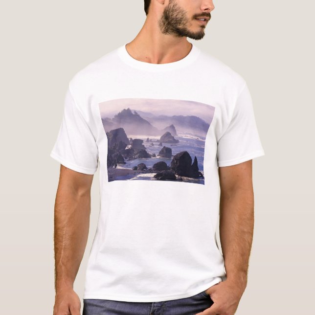 Camiseta Névoa matinal ao longo da costa do Oregon perto de (Frente)