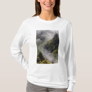 Camiseta Névoa subindo da encosta da montanha após chuva de