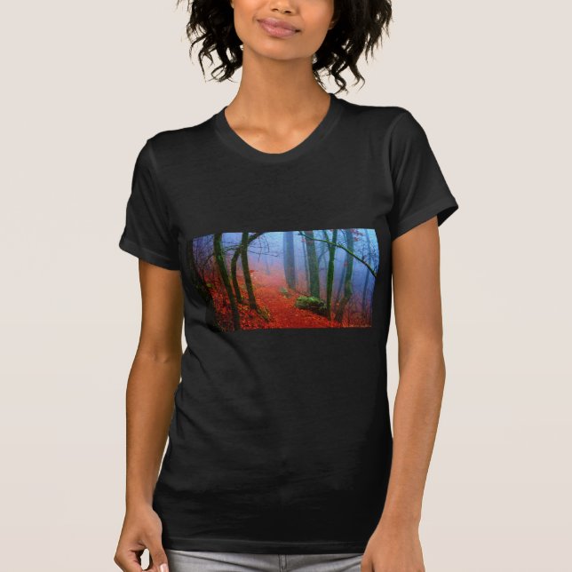 Camiseta Nevoeiro azul de outono de floresta pintada (Frente)