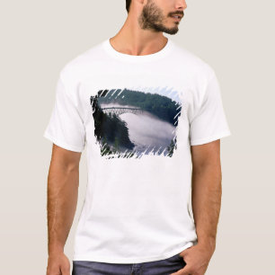 Camiseta Nevoeiro deriva sob a ponte Deception Pass em