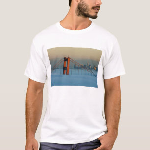 Camiseta Nevoeiro rola pela baía de São Francisco
