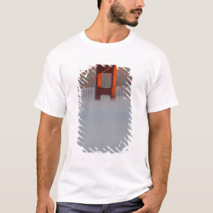 Camiseta Nevoeiro rola pela baía de São Francisco cobrindo
