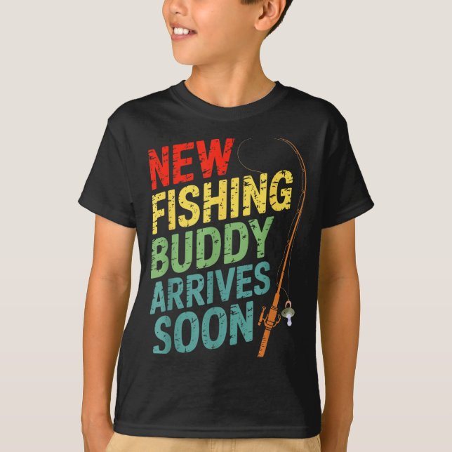 Camiseta New Fishing Buddy Arrives Soon For Father’s Day An (Frente)
