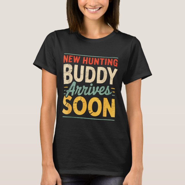 Camiseta New Hunting Buddy Coming Soon Funny Pregnancy Anno (Frente)