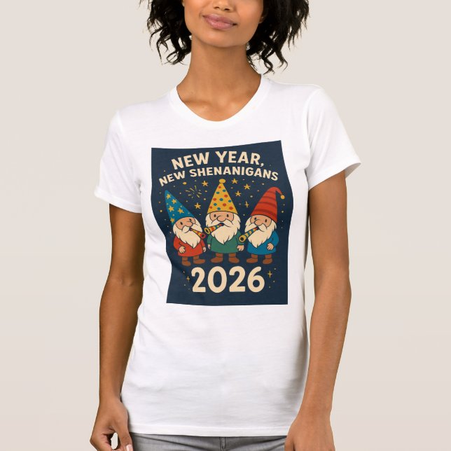 Camiseta New Year, New Shenanigans 2026 Gnome Party Tee (Frente)