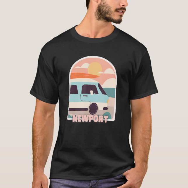 Camiseta Newport Beach Retro Pastel Cores Sun e Surfing Va (Frente)