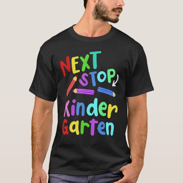 Camiseta Next Stop Kindergarten Preschool Graduation 2023 B (Frente)