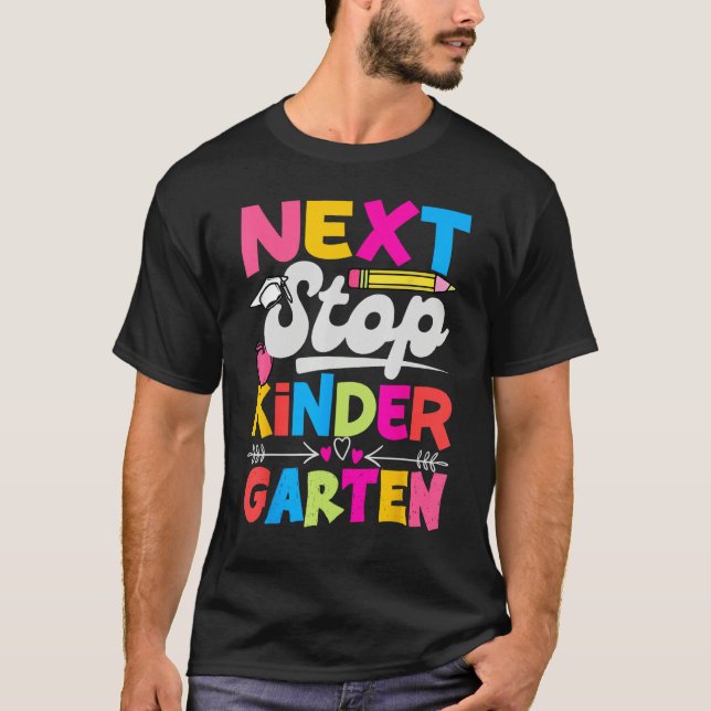 Camiseta Next Stop Kindergarten Preschool Graduation 2023 B (Frente)