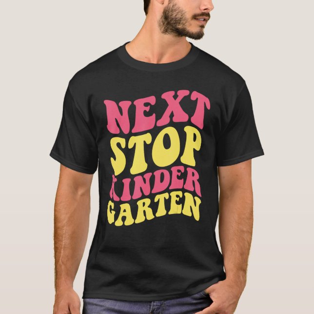 Camiseta Next Stop Kindergarten Preschool Graduation 2023 B (Frente)