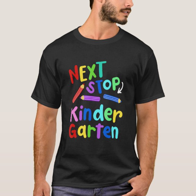 Camiseta Next Stop Kindergarten Preschool Graduation 2023 B (Frente)