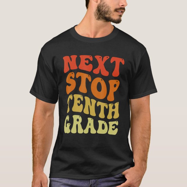 Camiseta Next Stop Tenth Grade Groovy School Graduation (Frente)