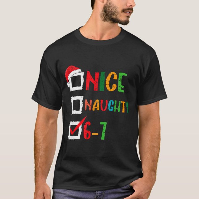 Camiseta Nice Naughty 6 7 Meme 67 Christmas Six Seven Boys  (Frente)