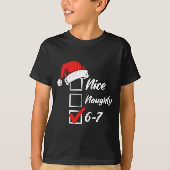 Camiseta Nice Naughty 6 7 Meme 6 7 Christmas Six Seven Xmas (Frente)