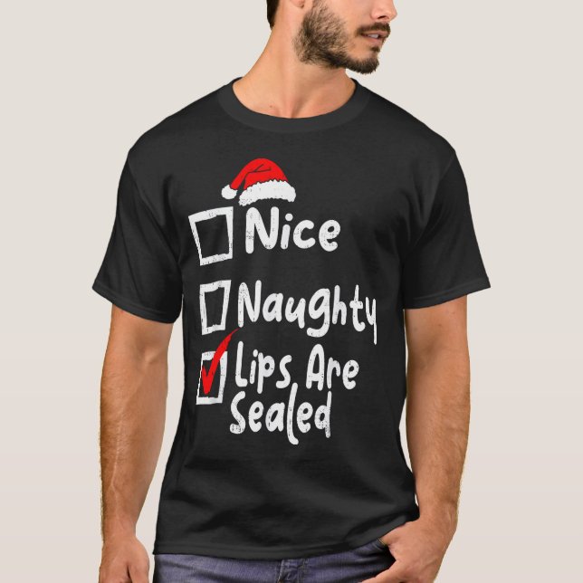 Camiseta Nice Naughty Lips Funny Christmas List Family Matc (Frente)