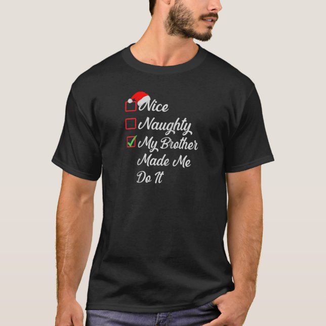 Camiseta Nice Naughty My Brother Made Me Do It Christmas Li (Frente)