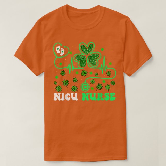 Camiseta NICU Enfermeira Stethoscope Shamrock Happy Rua Pat (Frente do Design)