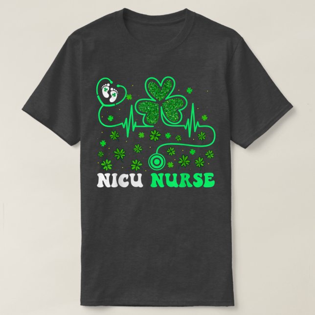 Camiseta NICU Enfermeira Stethoscope Shamrock Happy Rua Pat (Frente do Design)