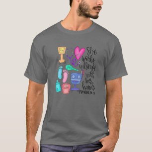 Camiseta Nicu Nurse She Works Willingly With Hear Hands Vin
