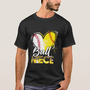 Camiseta Niece, ambas com beisebol, jogando bola de futebol